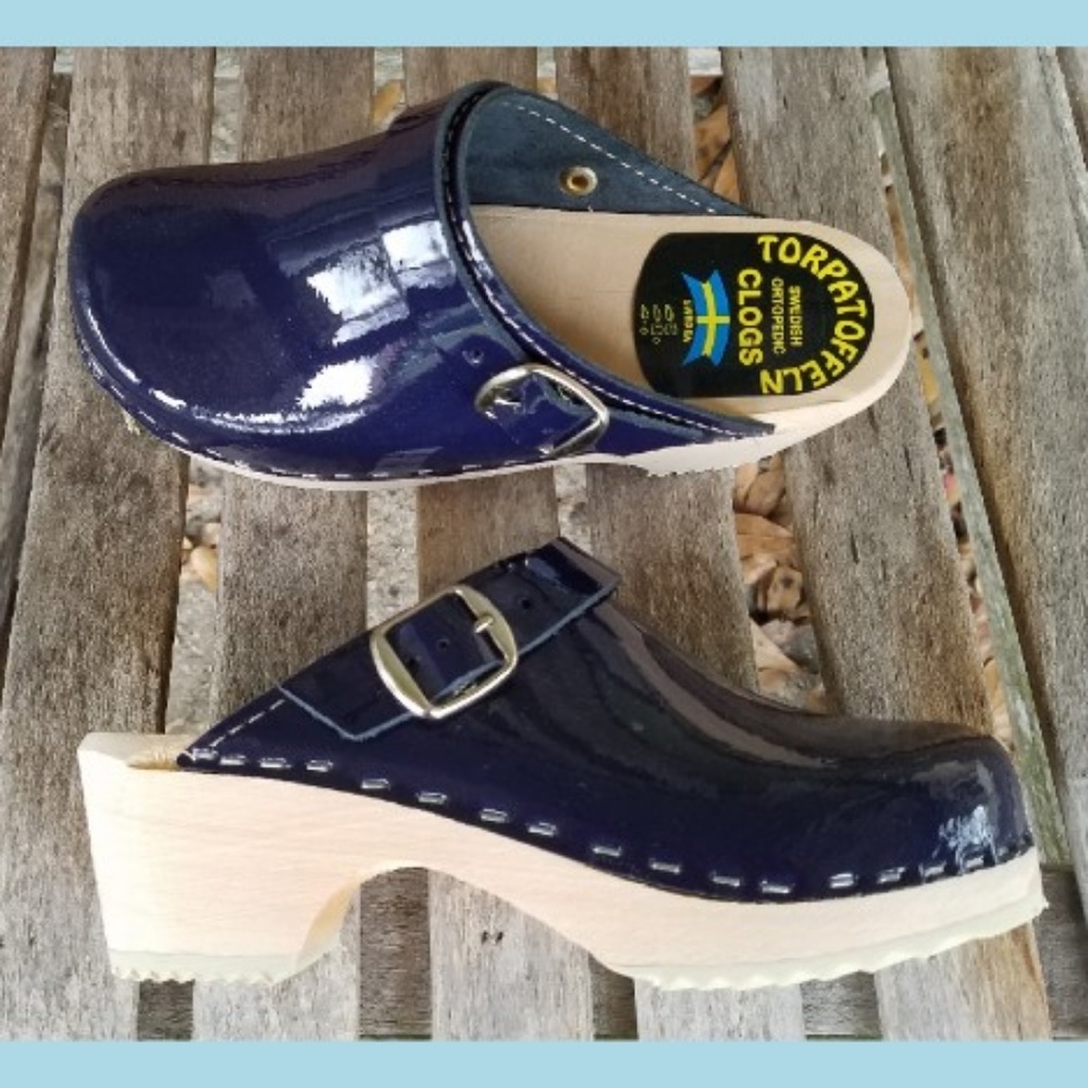 NIB TORPATOFFELN Kids Navy Blue Patent Clogs - Picture 1 of 5